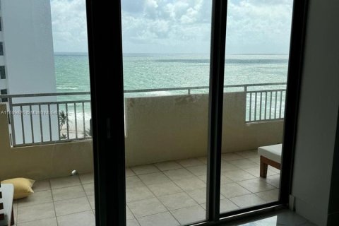 Condominio en venta en Hallandale Beach, Florida, 2 dormitorios, 132.11 m2 № 1232291 - foto 13