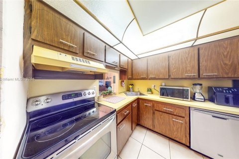 Condo in Tamarac, Florida, 2 bedrooms  № 1269203 - photo 16