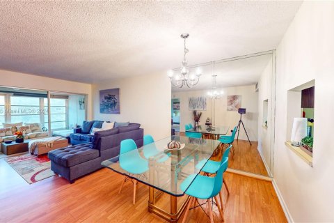 Condo in Tamarac, Florida, 2 bedrooms  № 1269203 - photo 7