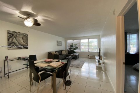 Condo in Hallandale Beach, Florida, 1 bedroom  № 1268947 - photo 3