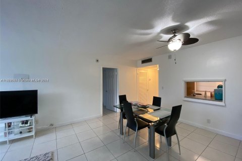 Condominio en venta en Hallandale Beach, Florida, 1 dormitorio, 99.5 m2 № 1268947 - foto 4