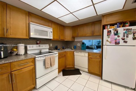 Condo in Hallandale Beach, Florida, 1 bedroom  № 1268947 - photo 6