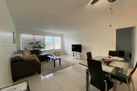 Condo in Hallandale Beach, Florida, 1 bedroom  № 1268947 - photo 2