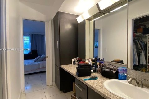 Condo in Hallandale Beach, Florida, 1 bedroom  № 1268947 - photo 12