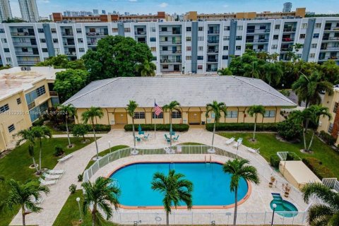 Condominio en venta en Hallandale Beach, Florida, 1 dormitorio, 99.5 m2 № 1268947 - foto 17