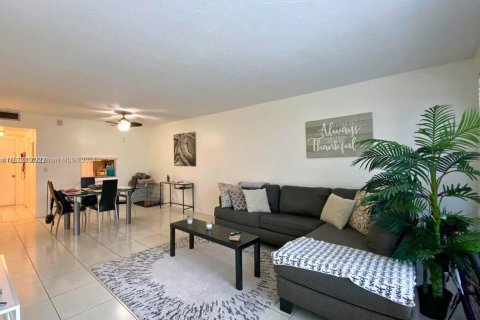 Condo in Hallandale Beach, Florida, 1 bedroom  № 1268947 - photo 1