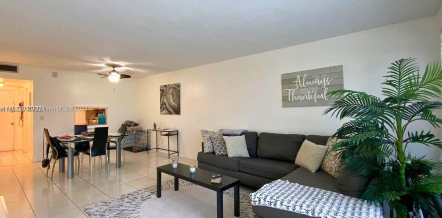 Condominio en Hallandale Beach, Florida, 1 dormitorio  № 1268947