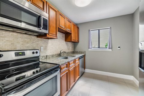 Condo in Land O' Lakes, Florida, 2 bedrooms  № 1338051 - photo 9