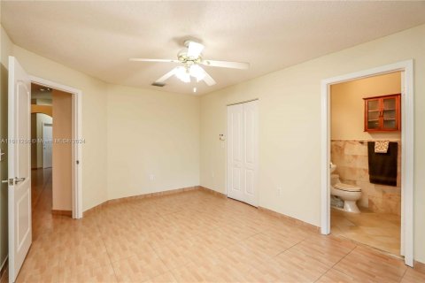 House in Cutler Bay, Florida 3 bedrooms, 129.51 sq.m. № 1233412 - photo 19