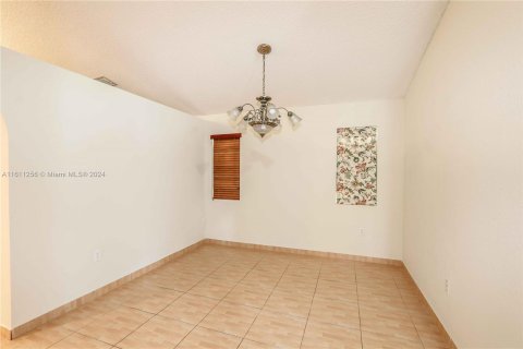 House in Cutler Bay, Florida 3 bedrooms, 129.51 sq.m. № 1233412 - photo 6