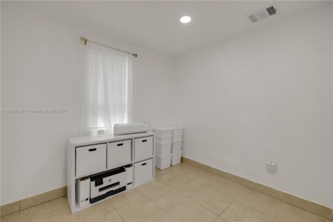 House in Miami, Florida 3 bedrooms, 82.5 sq.m. № 1208951 - photo 11