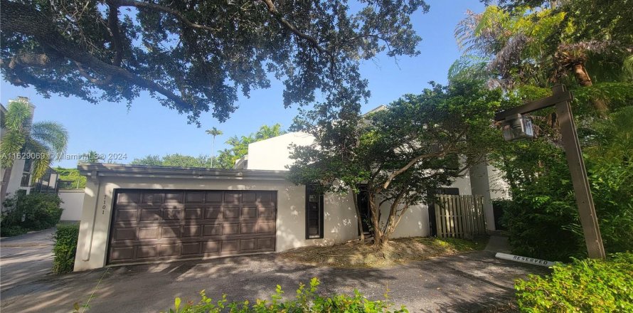 Townhouse in South Miami, Florida 3 bedrooms, 204.38 sq.m. № 1288845