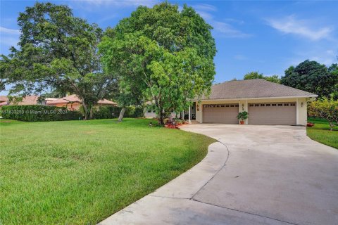 House in Southwest Ranches, Florida 3 bedrooms, 239.5 sq.m. № 1293578 - photo 1