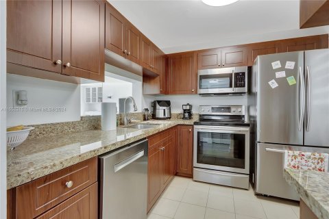 Condo in Miami, Florida, 2 bedrooms  № 1374301 - photo 6