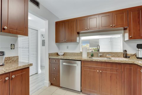 Condo in Miami, Florida, 2 bedrooms  № 1374301 - photo 7