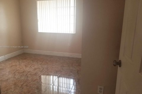 House in Hialeah, Florida 2 bedrooms, 84.54 sq.m. № 1315504 - photo 9