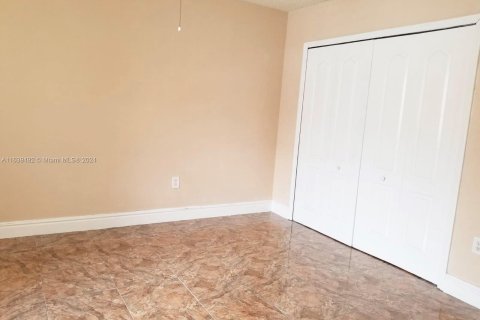 House in Hialeah, Florida 2 bedrooms, 84.54 sq.m. № 1315504 - photo 4