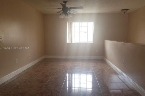 House in Hialeah, Florida 2 bedrooms, 84.54 sq.m. № 1315504 - photo 8