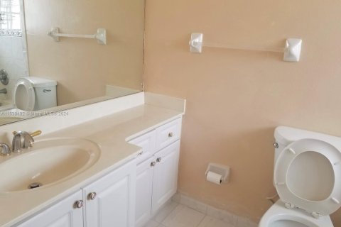 House in Hialeah, Florida 2 bedrooms, 84.54 sq.m. № 1315504 - photo 11