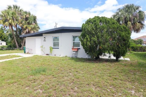 House in Port Charlotte, Florida 2 bedrooms № 1421438 - photo 2