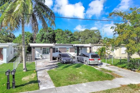 Commercial property in Miami, Florida 137.68 sq.m. № 1421458 - photo 1