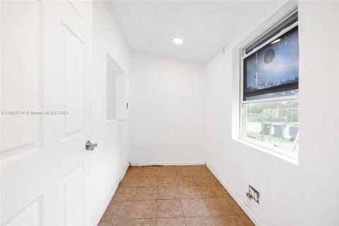 House in Fort Lauderdale, Florida 1 bedroom, 60.76 sq.m. № 1418510 - photo 8