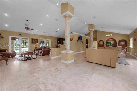 Villa ou maison à vendre à Miami, Floride: 7 chambres, 403.47 m2 № 507620 - photo 4