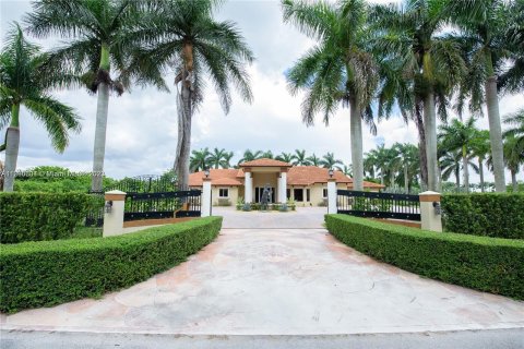 Villa ou maison à vendre à Miami, Floride: 7 chambres, 403.47 m2 № 507620 - photo 1