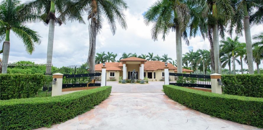 House in Miami, Florida 7 bedrooms, 403.47 sq.m. № 507620