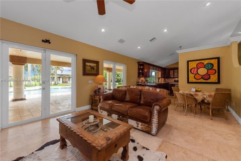 House in Miami, Florida 7 bedrooms, 403.47 sq.m. № 507620 - photo 13