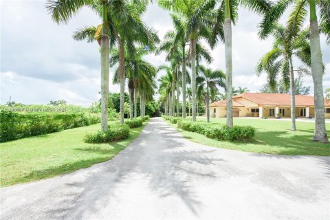 House in Miami, Florida 7 bedrooms, 403.47 sq.m. № 507620 - photo 30