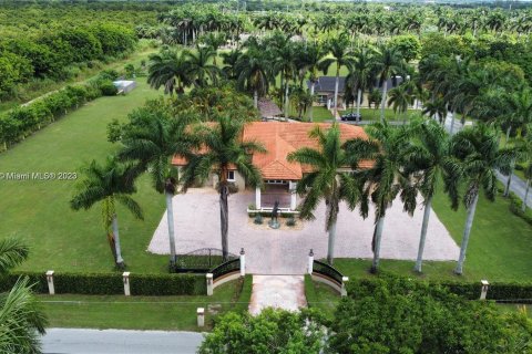 Villa ou maison à vendre à Miami, Floride: 7 chambres, 403.47 m2 № 507620 - photo 3