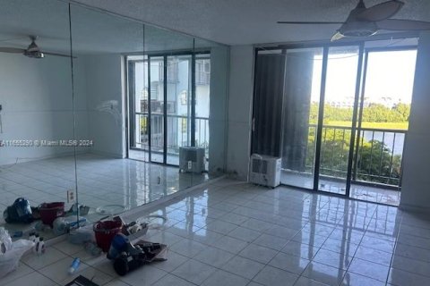 Condo in Miami, Florida, 2 bedrooms  № 1353953 - photo 13