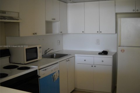 Condominio en venta en North Miami, Florida, 2 dormitorios, 99.41 m2 № 77020 - foto 3