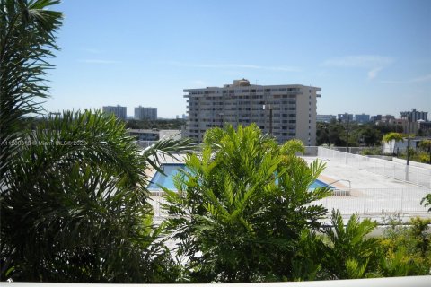 Condominio en venta en North Miami, Florida, 2 dormitorios, 99.41 m2 № 77020 - foto 1