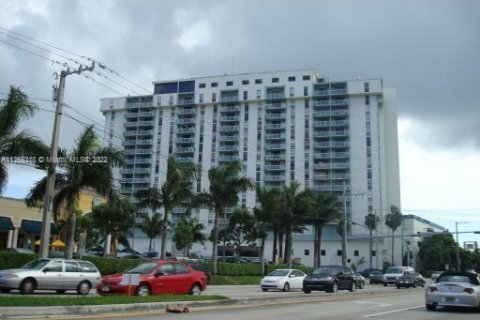 Condominio en venta en North Miami, Florida, 2 dormitorios, 99.41 m2 № 77020 - foto 19