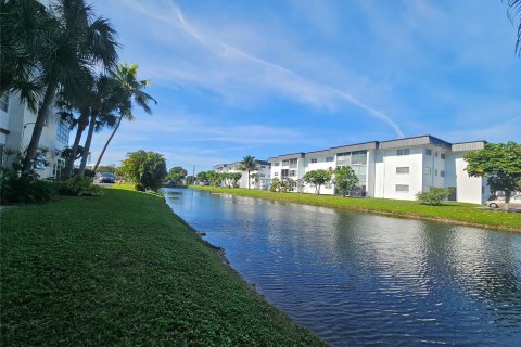 Condominio en venta en Lauderhill, Florida, 1 dormitorio, 92.9 m2 № 925427 - foto 11