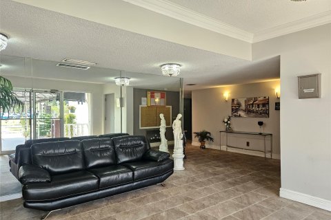 Condominio en venta en Lauderhill, Florida, 1 dormitorio, 92.9 m2 № 925427 - foto 2