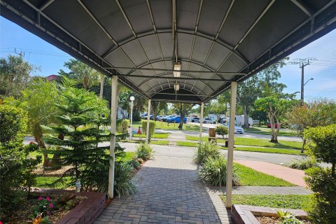 Condominio en venta en Lauderhill, Florida, 1 dormitorio, 92.9 m2 № 925427 - foto 1