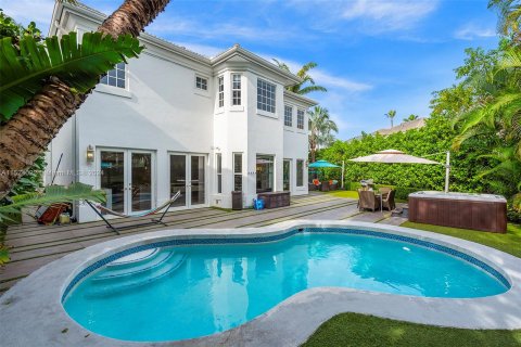 Villa ou maison à vendre à Aventura, Floride: 5 chambres, 301.1 m2 № 981024 - photo 1