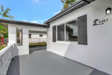 Villa ou maison à vendre à Miramar, Floride: 2 chambres, 75.72 m2 № 1091823 - photo 1
