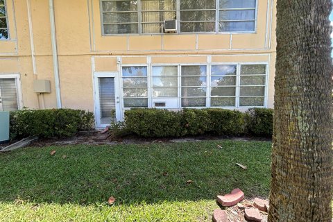 Condo in West Palm Beach, Florida, 2 bedrooms  № 1091785 - photo 13