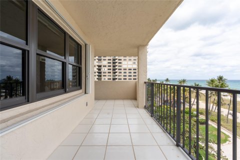 Condo in Lauderdale-by-the-Sea, Florida, 3 bedrooms  № 1091824 - photo 25