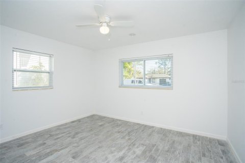 House in Saint Petersburg, Florida 4 bedrooms, 148.27 sq.m. № 1371219 - photo 15