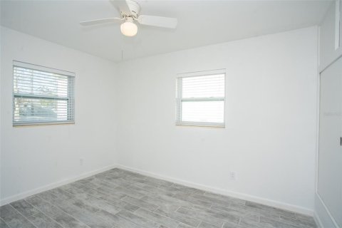 House in Saint Petersburg, Florida 4 bedrooms, 148.27 sq.m. № 1371219 - photo 16