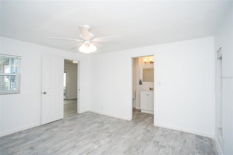 House in Saint Petersburg, Florida 4 bedrooms, 148.27 sq.m. № 1371219 - photo 10