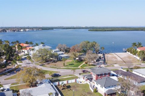 House in Saint Petersburg, Florida 4 bedrooms, 148.27 sq.m. № 1371219 - photo 26