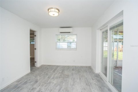 House in Saint Petersburg, Florida 4 bedrooms, 148.27 sq.m. № 1371219 - photo 12