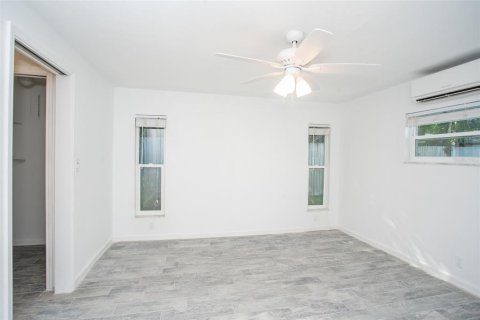 House in Saint Petersburg, Florida 4 bedrooms, 148.27 sq.m. № 1371219 - photo 11