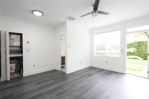 Condo in Miami Beach, Florida, 1 bedroom  № 1428257 - photo 1